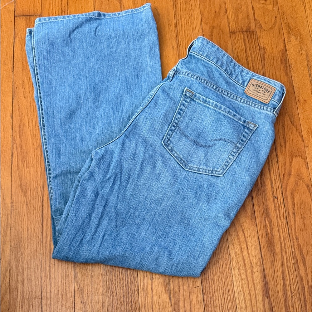Like New Signature Levi Strauss & Co Light Blue Low Rise Bootcut Jeans size 14